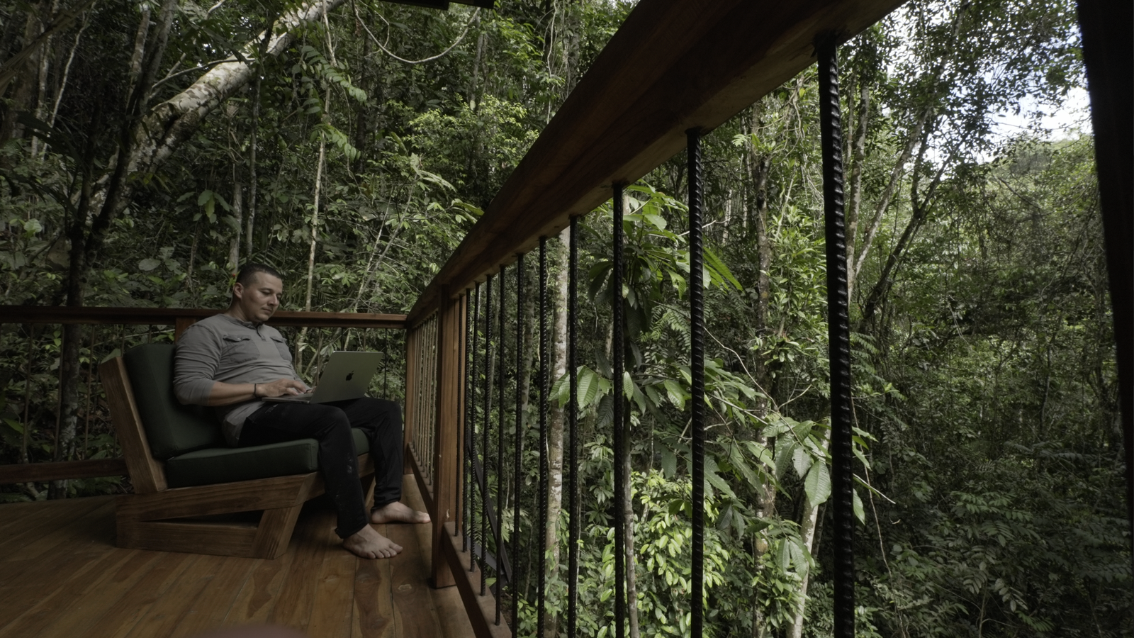 Holzterrasse mit Blick auf den Dschungel im Hotel Samaná, ein Erlebnis der Verbindung und des Komforts
