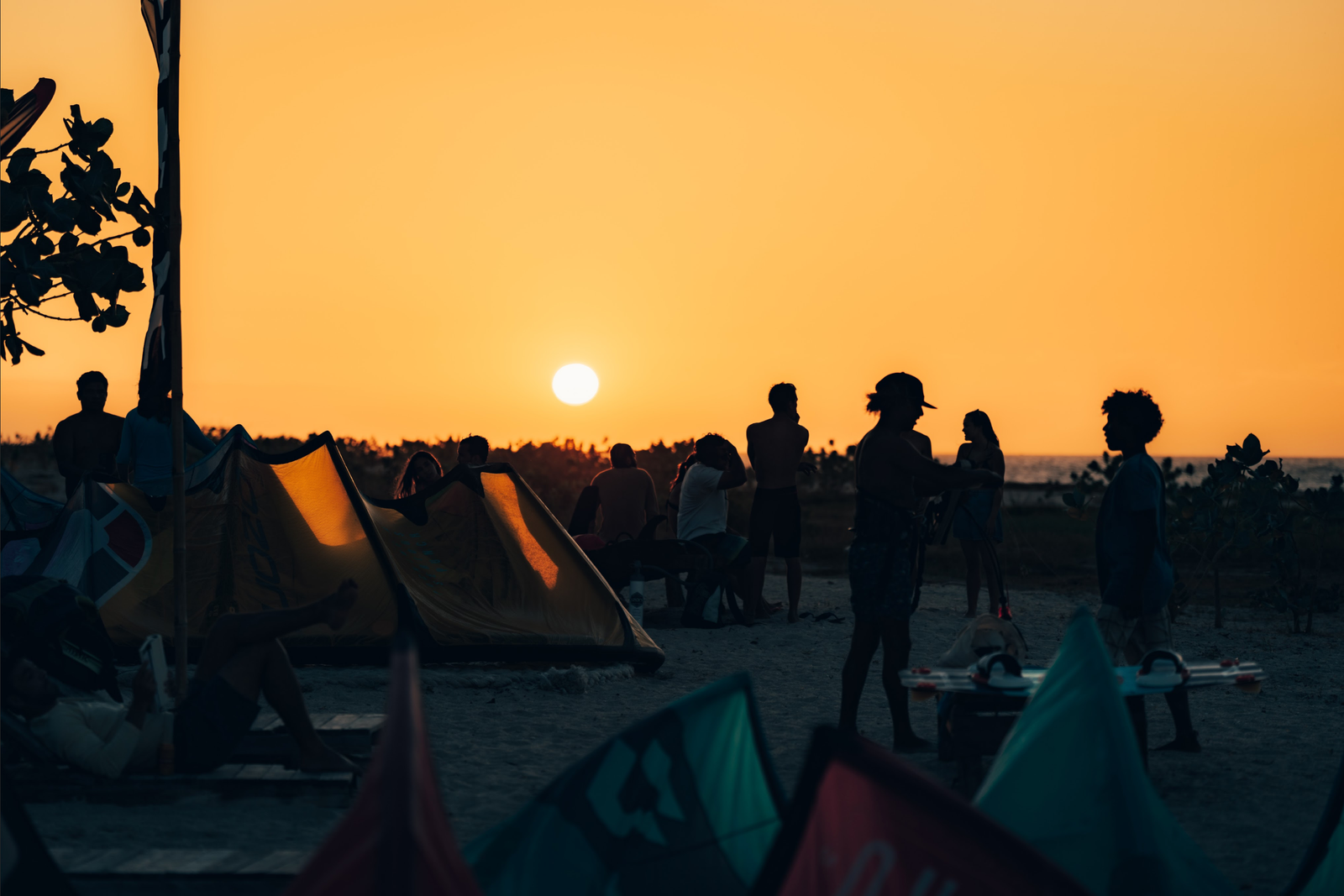 Sunset on Mayapo beach with silhouetted kitesurfers, Hotel watú of the Colección Montés
